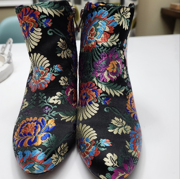Beautiful embroidered boot - Picture 8 of 8